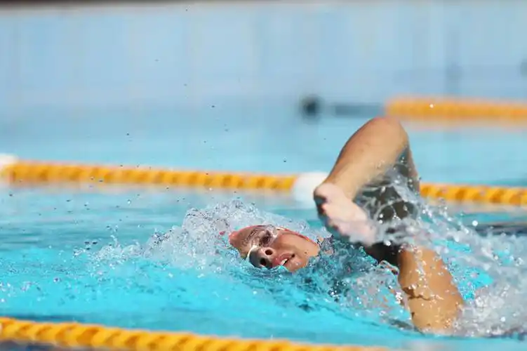 游泳,西方人,一个人,运动员,体育馆,游泳池,横图,室外,白天,侧面,锻炼