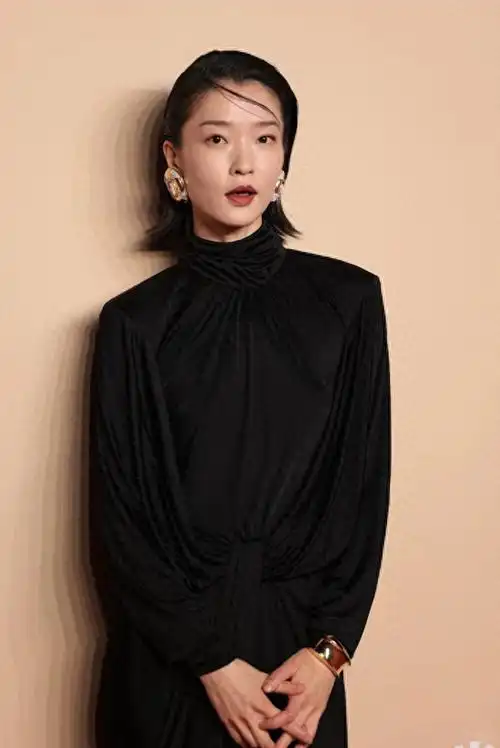 杜鹃出席活动遭发型师「整蛊」,似《国产凌凌漆》中的达闻西_造型