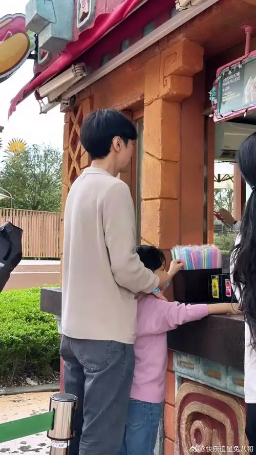 蔡琳晒高梓淇与儿子合照##高梓淇与儿子合照