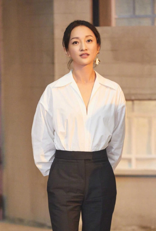 周迅带火了一种穿法叫针织衫吸烟裤简单利落高级洋气