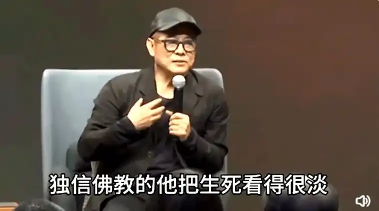 60岁李连杰罕出镜,黑衣黑帽上像落一层灰,好似工地上的瓦工师傅_消息