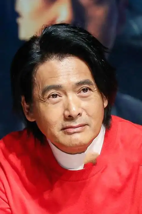 63岁周润发现身新电影发布会露齿大笑不惧皱纹红衣白裤显精神