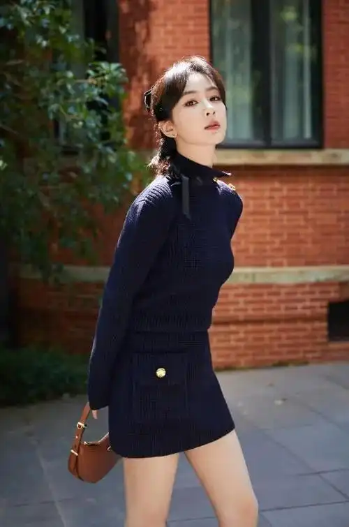 杨紫最新造型曝光,穿露脐装大秀蚂蚁腰,嘟嘴卖萌像回到高中时代