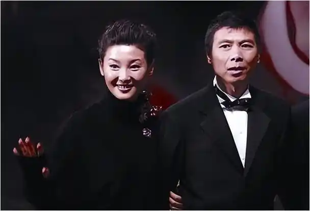 抢着戴绿帽徐帆欢迎来占我们家冯小刚的便宜