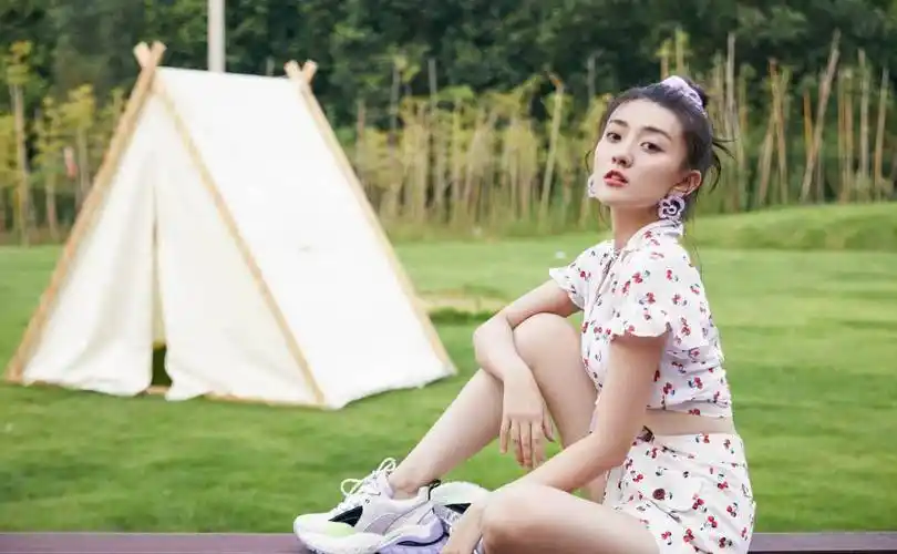 梁洁晒私服写真,穿樱桃印花套装戴紫色花朵耳环,甜美如初恋少女_气质