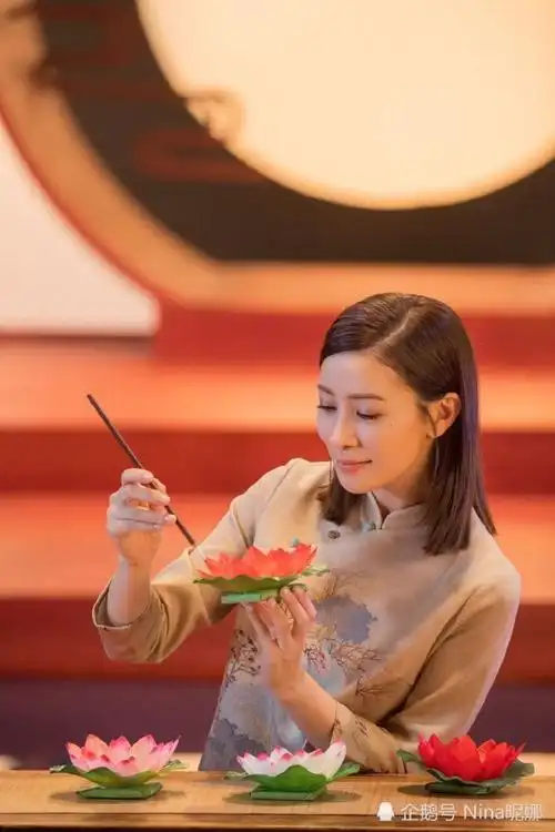 45岁佘诗曼人未老却胖一圈穿旗袍裙暴露水桶腰姨太太发型太可爱