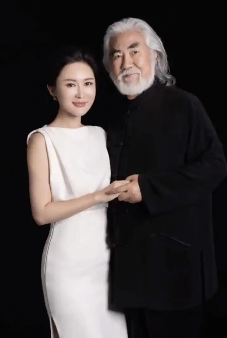 张纪中晒全家写真马丁亲吻同父异母的妹妹杜星霖待继子如亲生