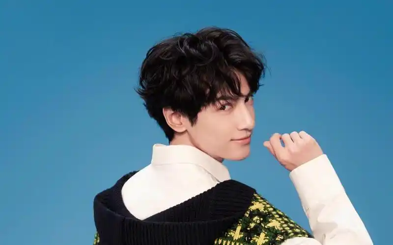 俊朗男神罗云熙帅气阳光休闲迷人写真,高清壁纸图片,大陆明星-回车