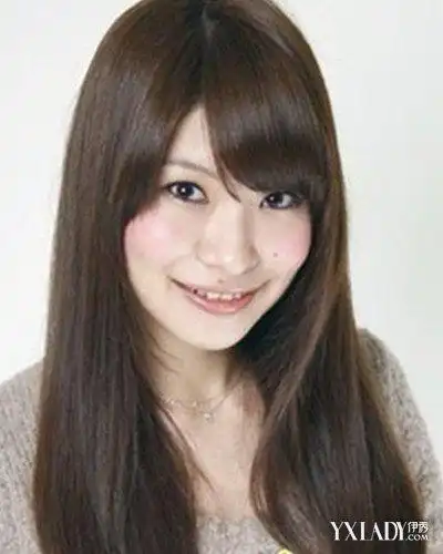 女生深棕色头发图片突显白皙肤色