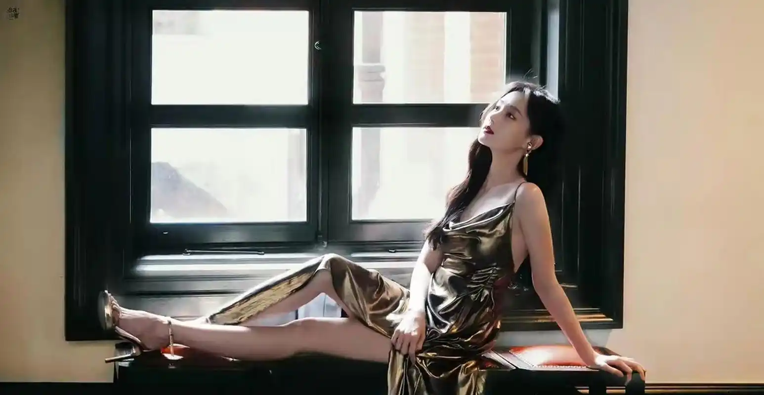 李一桐金色闪光开衩裙 秀美腿太迷人了  #爆款练习生# #娱乐八卦