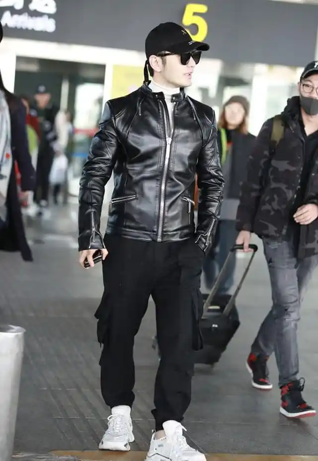黄晓明好会穿,穿皮衣走机场男人味十足,戴墨镜像"霸道总裁"