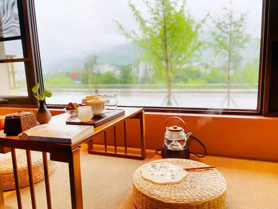 雨天听雨 下雨天坐在窗台,一书一茶一人,喝的不是茶,是人生 - 抖音