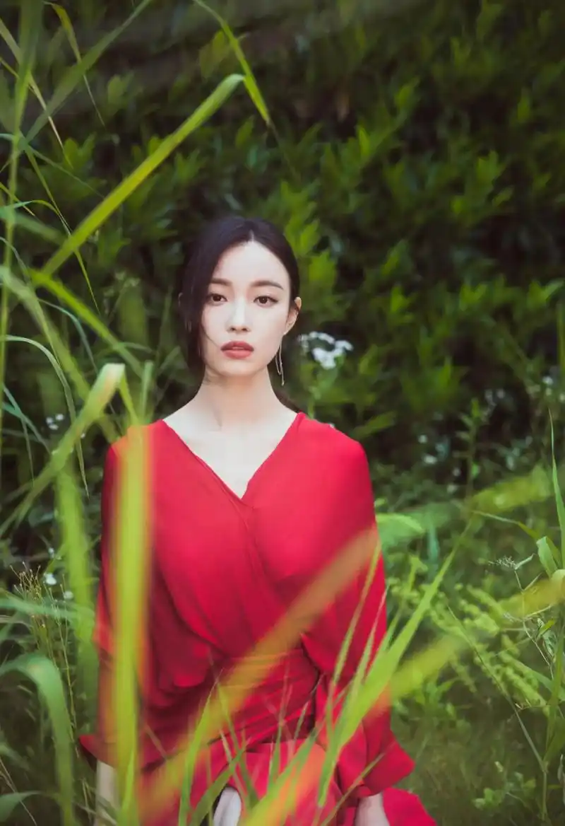 娱圈小八卦 1 倪妮在圈里的桃花缘很好,很多大佬都想约她出去吃饭,她