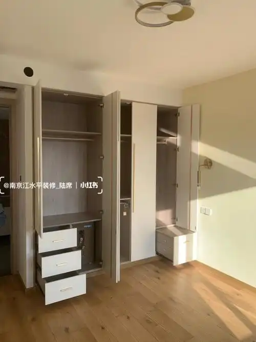 主卧衣柜设计格局参考被抽屉床头柜种草了