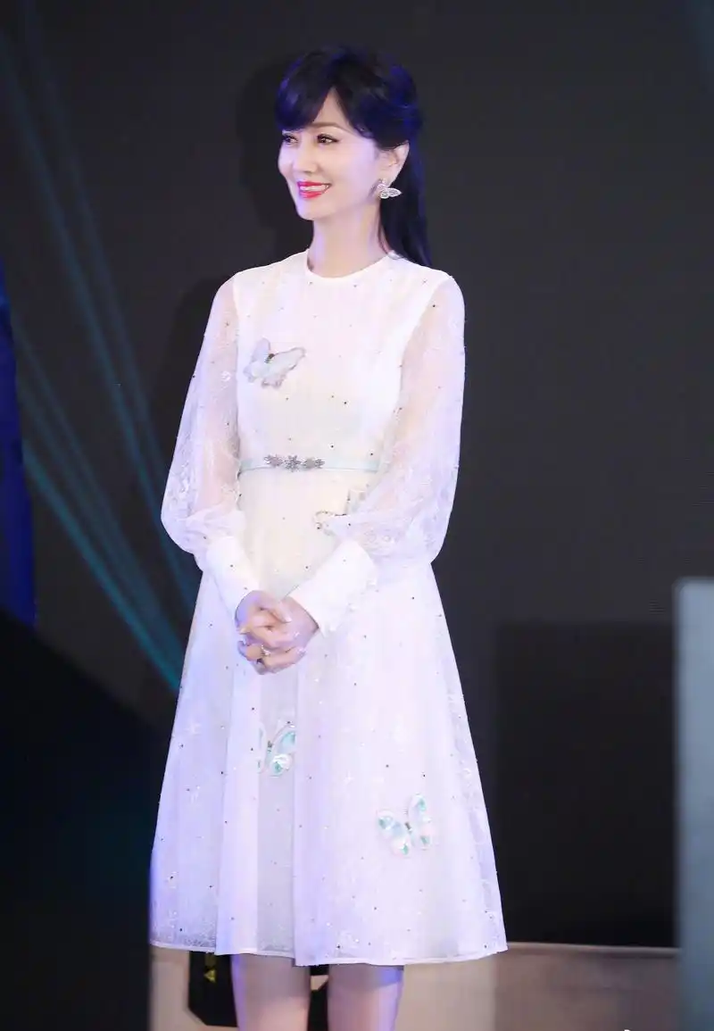 65岁赵雅芝现身活动现场少女力满格,一袭蝴蝶白裙宛若仙女下凡