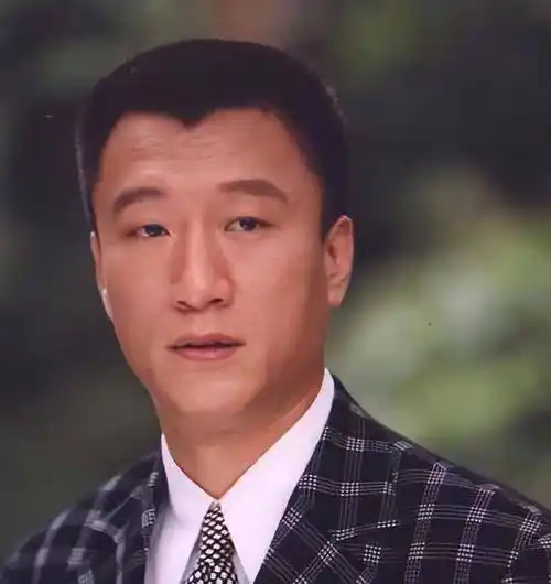 颜丙燕52岁宣布绝经,年轻男友带来安心,育子成最大难题