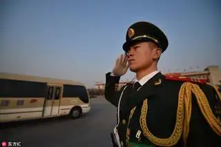 北京天安门广场,夕阳西下,武警战士敬军礼,庄严肃穆.乔恺沐/东方ic