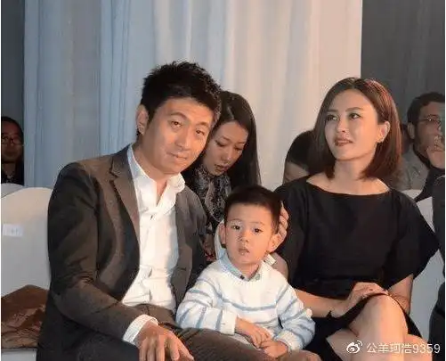 43岁刘孜穿廓形西服秀身材过新年不胖反而瘦身曾哭诉没戏拍