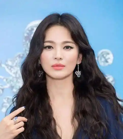 原创39岁宋慧乔好有成熟气韵,穿纯色短裙小腹平坦,烫卷发美到新高度