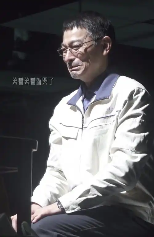 刘德华个人资料简介年龄(61岁刘德华全素颜出镜,头发花白老态尽显,无