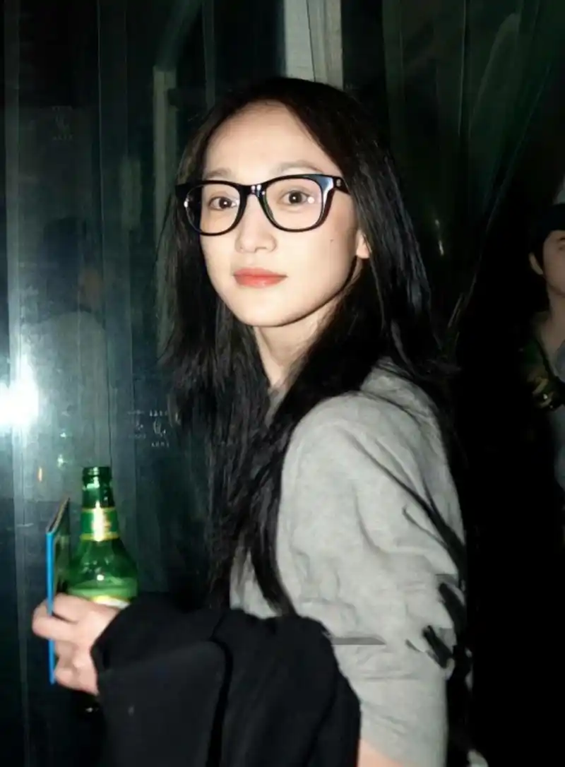 周迅早期年轻时的一组素颜照:清纯可爱又有灵气.