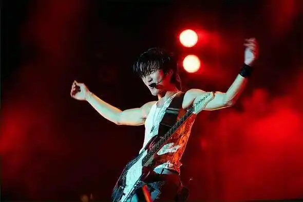 谢霆锋当歌迷面摔吉他,还被电线绊倒?张柏芝豪宕一摔,春光乍泄?