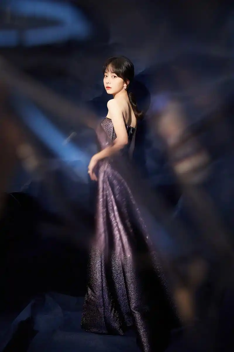 谭松韵今日亮相精品风格盛典,一袭星空紫细闪长裙亮丽夺目,锁骨上点缀