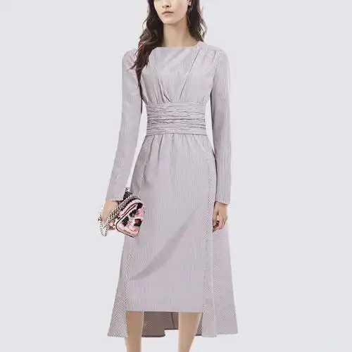 备受职业女性青睐的魅斑连衣裙,利落素雅