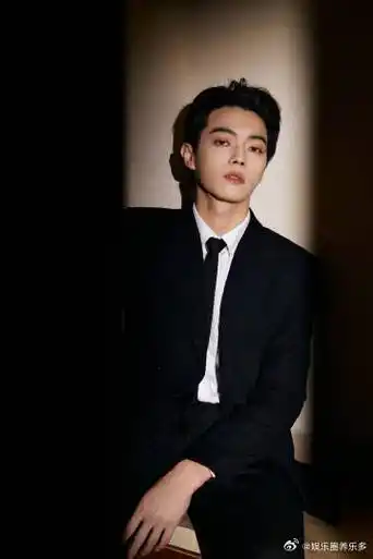 许凯光影侧颜##许凯把西装焊在身上吧