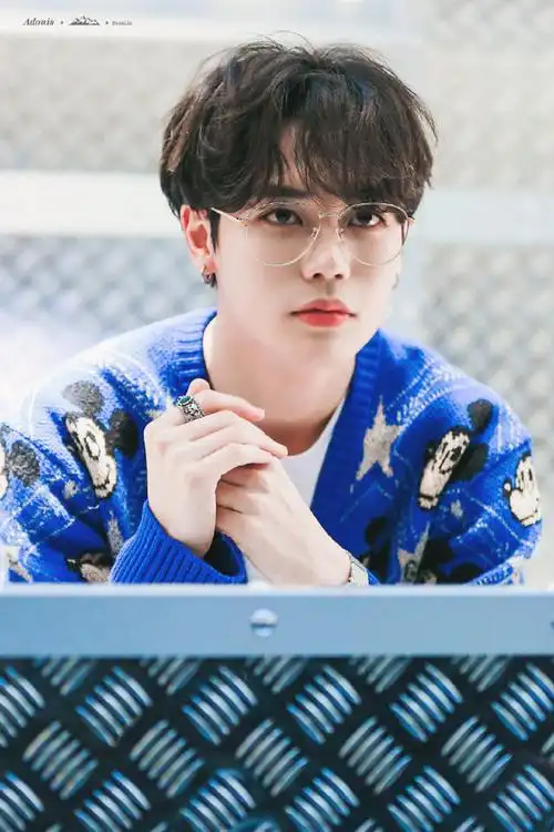 林彦俊饭拍合集绝不容许错过的眼镜橘,帅哥太鲨了@林彦俊#有种时尚叫