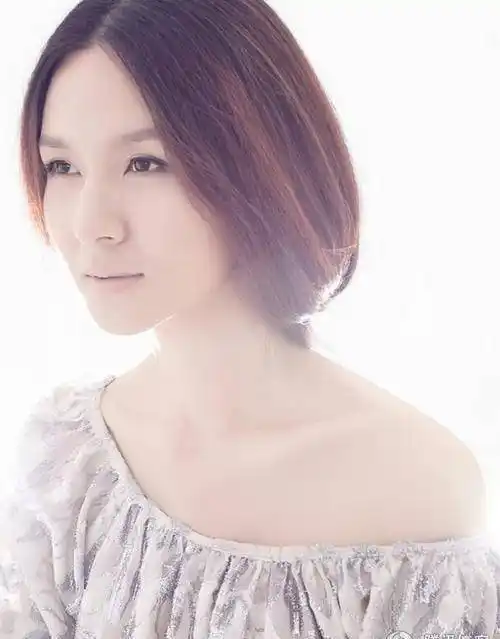 易建联超模前女友李亚红,因压力过大分手,如今33岁转型为演员_恋情