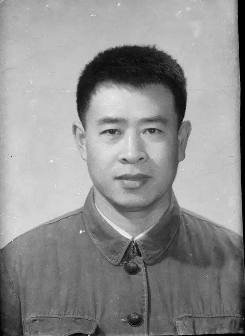 中山装男子标准半身老照片