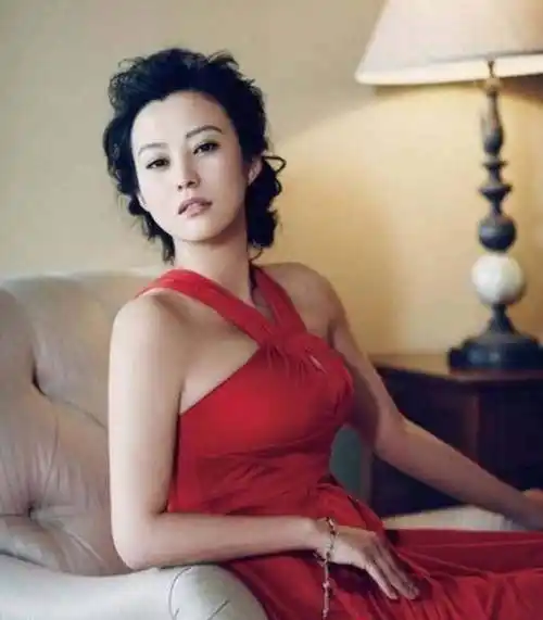 41岁的郝蕾,穿西服在镜头前看起来状态依旧非常清爽,干练的感觉_黑色