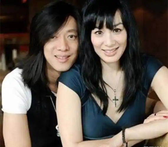 钟丽缇22岁大女儿近照,被男友亲吻表情陶醉,疑似已住进男方家_张敏钧