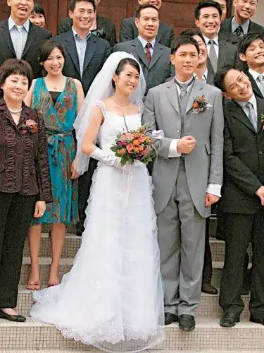 组图:《学警狙击》拍结婚戏 陈键锋否认骂新人