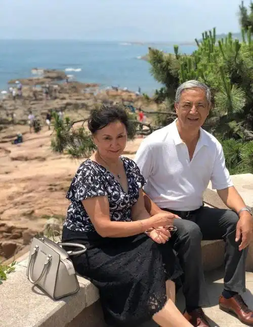 尼格买提晒一家三口出游照妈妈优雅端庄爸爸绅士文雅