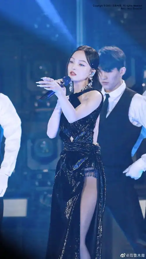 张韶涵高开叉造型