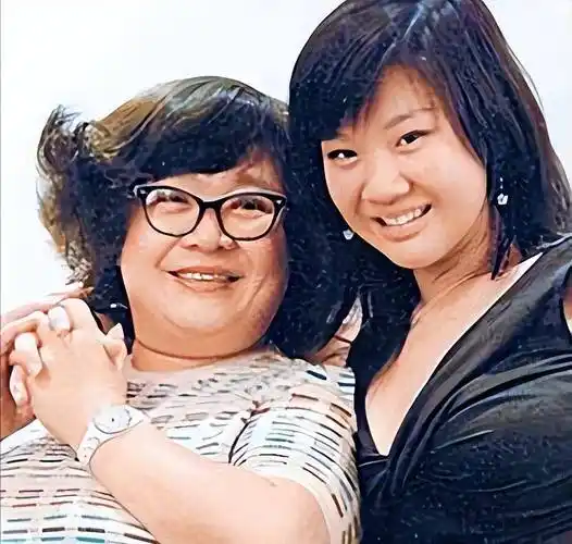 被贴上爆肥,恋爱脑,无业标签,她是郑欣宜_妈妈_沈殿霞_遗产