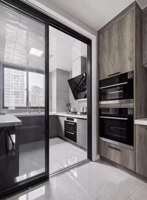黑色边框的厨房推拉门,在现代装修中是个非常和谐的搭配,比如简约