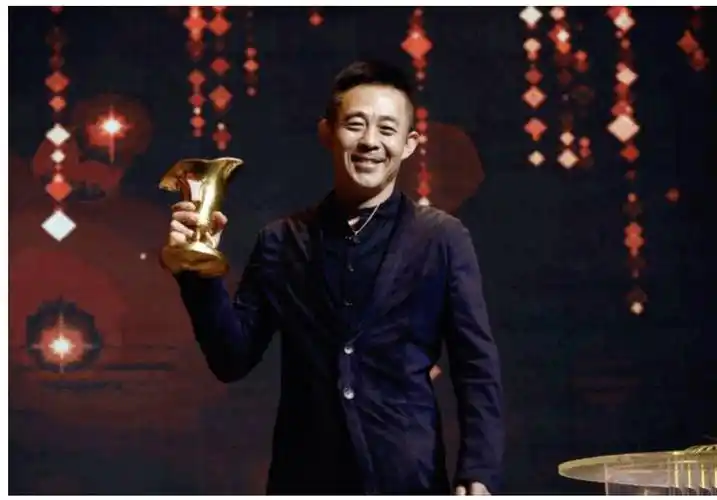 回顾15岁辍学卖猪肉50岁三婚娶90后娇妻侯勇的人生比戏精彩