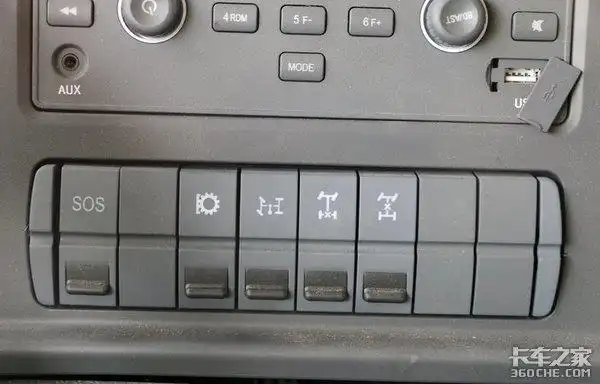 其下方还设有双差速锁,四角警示灯以及取力器开关,这几大功能方便卡友