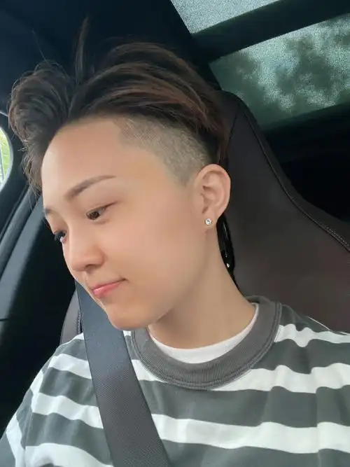 刚刚剪了个短发版本的"武士头",可以捞上去,可以放下来装老实.