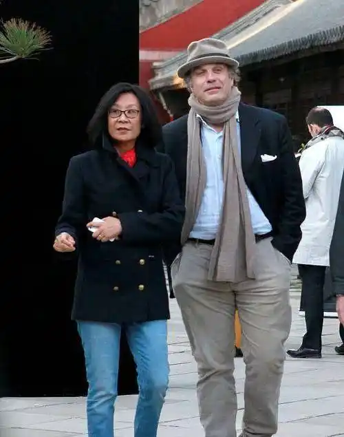 23岁一夜爆红远走法国,中年回国转行当演员,苏小明后悔过吗?