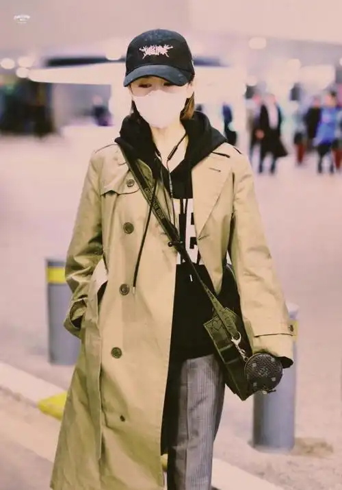 王子文休闲穿搭,风衣配布裤子,居然格外好看