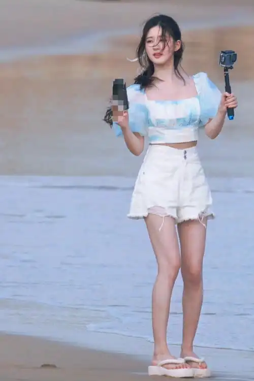 赵露思对拖鞋的执念有多深##赵露思穿了小时候的凉鞋吧