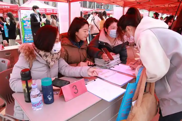 快看校园招聘会现场真热闹