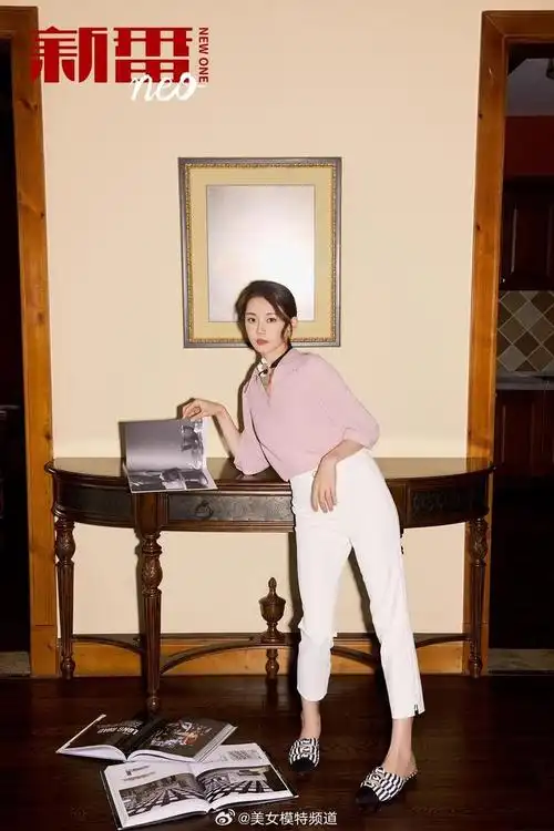 苗苗清新大片大片曝光 每个眼神都透着灵气