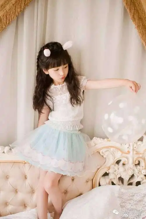 坐拥二十八万粉丝,酷似洋娃娃的七岁微博时尚博主 - 裴佳欣