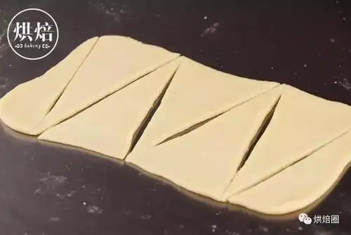 ⑧取一个三角形面片包裹住豆沙面团,如图所示.