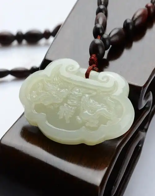 和田玉吉祥牌吊坠